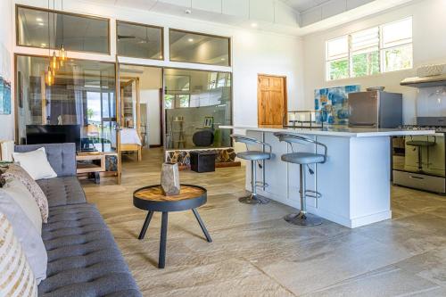 a living room with a couch and a kitchen at Colinas Tinamastes in San Isidro