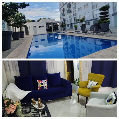 a living room with a blue couch next to a pool at Céntrico, con alberca y estacionamiento in Guadalajara