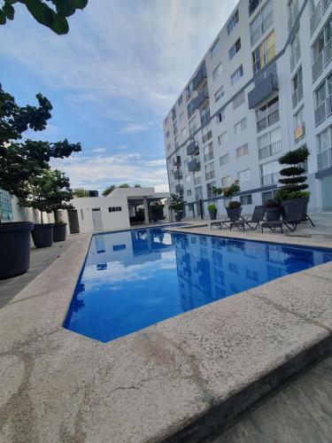 a swimming pool in front of a building at Céntrico, con alberca y estacionamiento in Guadalajara