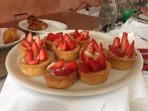 a plate of small appetizers with strawberries on it at Green Hotel Ninfa in Avigliana