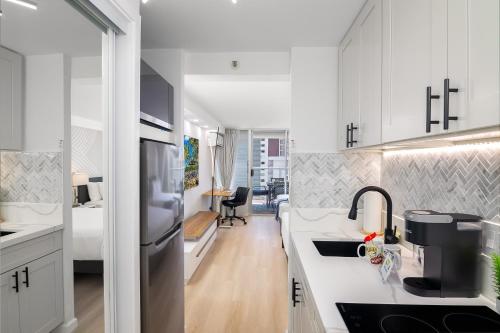 Η κουζίνα ή μικρή κουζίνα στο Newly Renovated Studio with Pool & Steps to Waikiki Beach