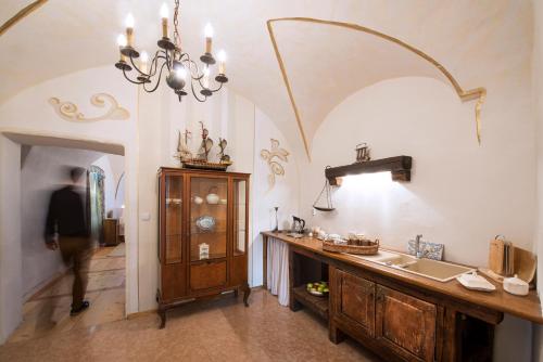 cocina con fregadero y encimera en una habitación en Chateau GrandCastle, en Liptovský Hrádok
