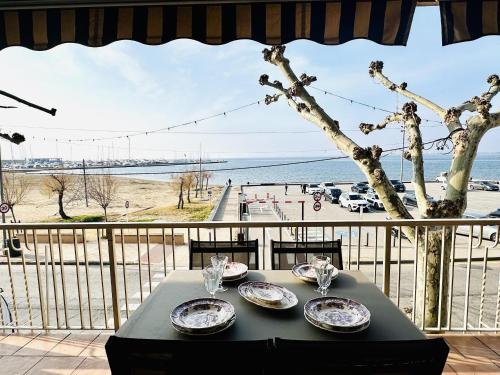 Espectaculares vistas al mar en primera línea, terraza, aire acondicionado, y WIFI en Roses - ES-258-68