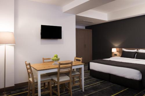  Nova Hotel Yerevan -  Room  picture :   Tea/Coffee maker    Minibar    Shower                           