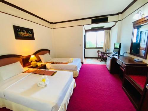 Postel nebo postele na pokoji v ubytování Crystal Hotel Krabi