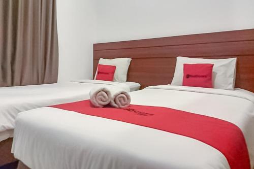 Ένα ή περισσότερα κρεβάτια σε δωμάτιο στο RedDoorz at Jalan Siliwangi Semarang