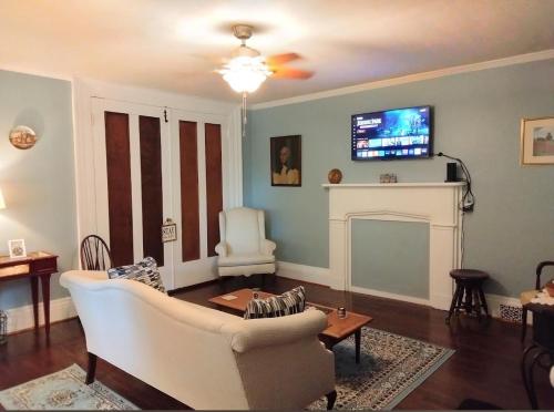 un soggiorno con un divano bianco e una TV di Highland Bed & Breakfast a Meadville