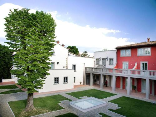 a courtyard with a tree in front of a building at Residence Villa Il Palagio, Rignano sull" Arno in Rignano sullʼArno