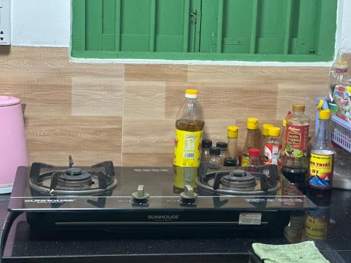 une cuisinière avec des bouteilles dessus dans l'établissement Home Sun Moon - Phan Thiết, à Phan Thiết