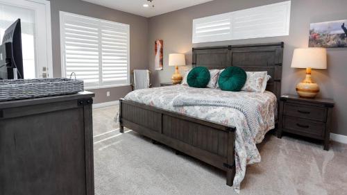 Ένα ή περισσότερα κρεβάτια σε δωμάτιο στο Kanab Utah Luxury Home Rental Red Cliff Retreat