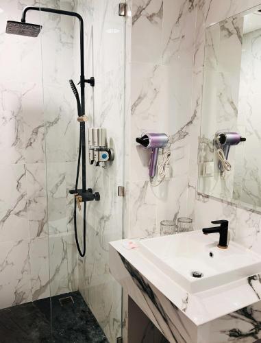 Ένα μπάνιο στο d'primahotel Airport Sultan Hasanuddin Makassar