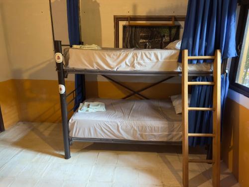 Postel nebo postele na pokoji v ubytování Tower Bridge Hostel