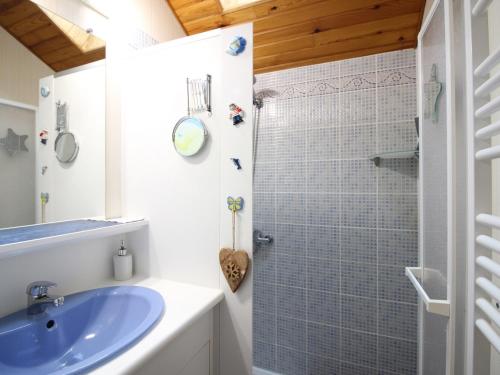 ein Badezimmer mit blauem Waschbecken und Dusche in der Unterkunft Pavillon calme avec jardin clos, animaux admis, parking, à 2 km du centre de La Bourboule - FR-1-415-156 in La Bourboule
