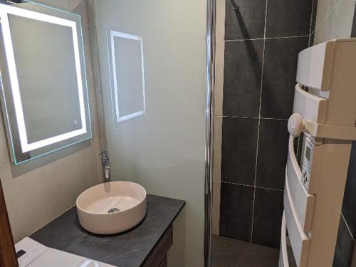 une petite salle de bain avec un lavabo et une fenêtre dans l'établissement Studio confortable à Châtel avec WiFi et parking couvert - FR-1-676-215, à Châtel