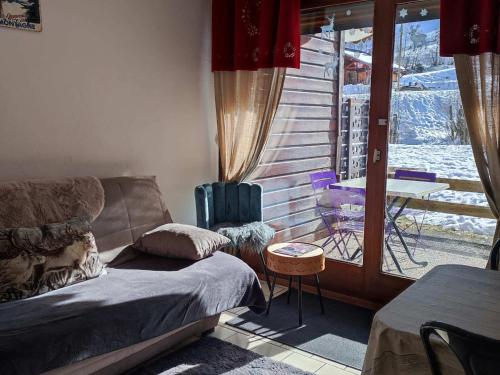 une chambre avec un lit, une table et une fenêtre dans l'établissement Appartement cosy près des remontées mécaniques, 5 pers, Terrasse, Parking - FR-1-676-209, à Châtel
