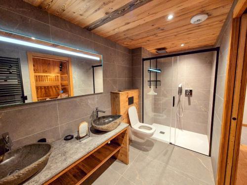 une salle de bain avec deux lavabos et une douche dans l'établissement Chalet individuel spacieux aux Gets pour 12 personnes, 5 chambres - FR-1-671-287, aux Gets