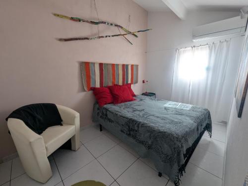 une chambre avec un lit, une chaise et une fenêtre dans l'établissement Villa Cosy T2, 600m Plage, Climatisation, Parking - FR-1-797-62, à Port-la-Nouvelle