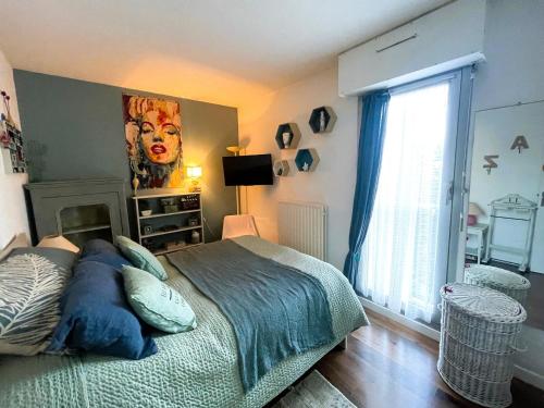 une chambre avec un grand lit et une fenêtre dans l'établissement Arcachon Centre - T2 Confortable avec Balcon et Parking Privé - FR-1-420-156, à Arcachon