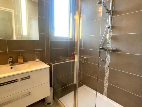 une salle de bain avec douche et lavabo dans l'établissement Arcachon Centre - T2 Confortable avec Balcon et Parking Privé - FR-1-420-156, à Arcachon