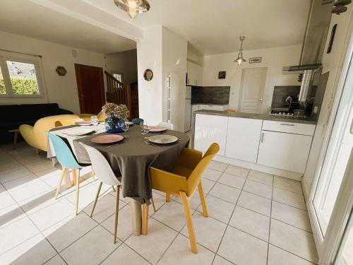 une cuisine et une salle à manger avec une table et des chaises dans l'établissement Maison lumineuse à Beg-Meil, proche plages et commerces - FR-1-481-174, à Fouesnant