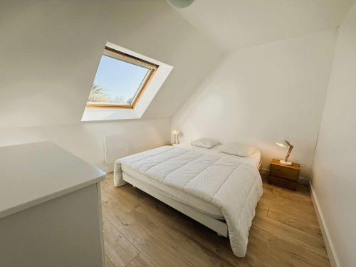 une chambre blanche avec un lit et une fenêtre dans l'établissement Maison lumineuse à Beg-Meil, proche plages et commerces - FR-1-481-174, à Fouesnant
