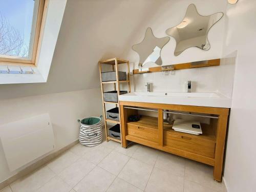 La salle de bains est pourvue d'un lavabo et d'une étagère. dans l'établissement Maison lumineuse à Beg-Meil, proche plages et commerces - FR-1-481-174, à Fouesnant