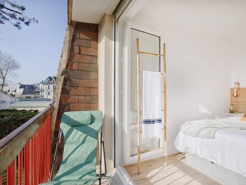 Un pat sau paturi într-o cameră la Studio lumineux avec balcon et parking à deux pas de la plage - FR-1-788-56