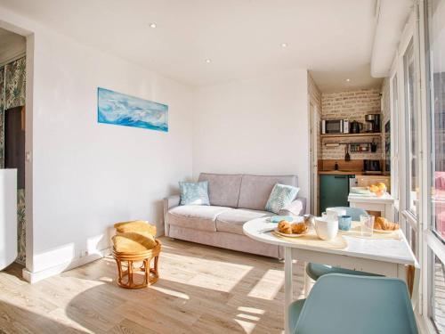 un salon avec un canapé et une table dans l'établissement Studio lumineux avec balcon et parking à deux pas de la plage - FR-1-788-56, à Merville-Franceville-Plage