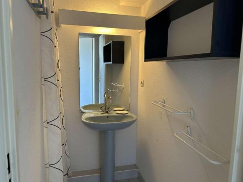 une salle de bain avec un lavabo et un miroir dans l'établissement 2 Pièces avec Mezzanine, Résidence avec Piscine - FR-1-250-299, au Grau-du-Roi