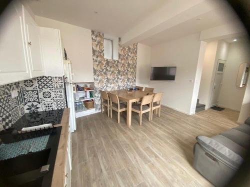 une cuisine et une salle à manger avec une table et des chaises dans l'établissement F3 Moderne avec Climatisation et WiFi Proche des Thermes - FR-1-703-205, à Amélie-les-Bains-Palalda