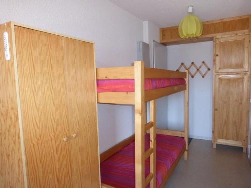 une chambre avec deux lits superposés dans l'établissement Studette 2 pers. avec box à skis, Barcelonnette - FR-1-804-52, à Barcelonnette