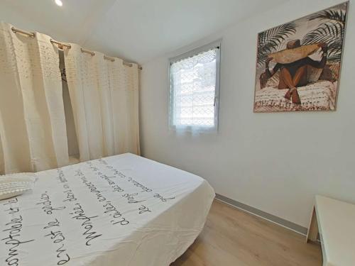- une chambre avec un lit et un bureau dans l'établissement Maison 2 pièces, 4 pers, Piscine, Parking, Bretignolles-sur-Mer - FR-1-224A-75, à Bretignolles-sur-Mer