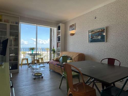 un salon avec un canapé et une table avec vue dans l'établissement Studio à Banyuls-sur-Mer avec climatisation - FR-1-225C-159, à Banyuls-sur-Mer