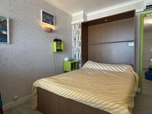 - une chambre avec un lit doté d'une grande tête de lit dans l'établissement Studio à Banyuls-sur-Mer avec climatisation - FR-1-225C-159, à Banyuls-sur-Mer