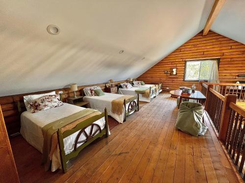 Ένα ή περισσότερα κρεβάτια σε δωμάτιο στο Pinyon Ridge Ranch Near Zion NP Hot Tub Pets OK