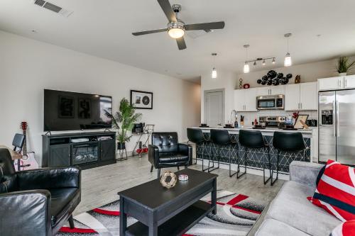 Gallery image of Romantic Condo facing Riverwalk with King Suite, Pet Friendly, free Parking Centrally Located in San Antonio