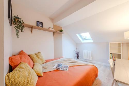 - une chambre avec un lit orange dans l'établissement Akropolis by Kleidos - Disney 15 mn - Beau duplex familiale pour 6 - 2 chambres- Parking Gratuit, à Guermantes