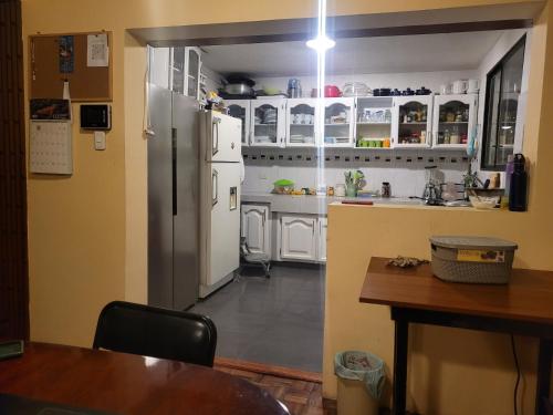 Η κουζίνα ή μικρή κουζίνα στο Casa Colon Quito Bed & Breakfast Hostel