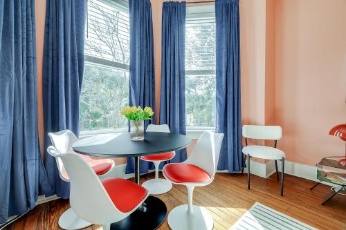 un tavolo e delle sedie in una stanza con una finestra di Cozy Home in Downtown close to Forsythe park a Savannah