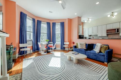 un soggiorno con un divano blu e un tavolo di Cozy Home in Downtown close to Forsythe park a Savannah