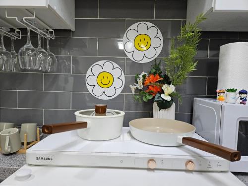 Dapur atau dapur kecil di Be Merry Stay in Seoul