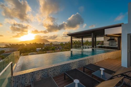une villa avec une piscine et le coucher du soleil dans l'établissement Luxury Seaview Villa 6BR - Villa Shine, à Ban Saiyuan (1)