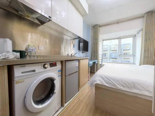 Kuchyň nebo kuchyňský kout v ubytování Qingdao Mi Apartment