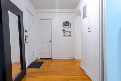 Fotografie z fotogalerie ubytování 2 Large Bedrooms In Rego Park v destinaci Rego Park