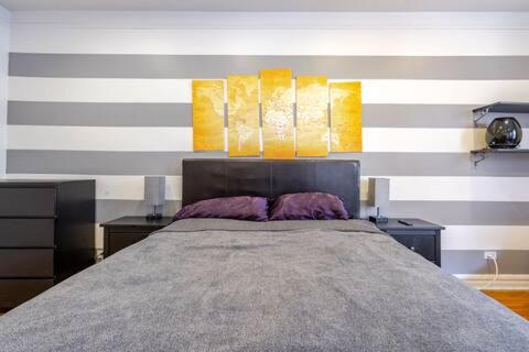 Postel nebo postele na pokoji v ubytování 2 Large Bedrooms In Rego Park