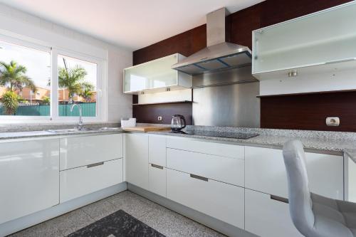 Kuchyň nebo kuchyňský kout v ubytování Exclusive villa with private pool 1 kilometer from Los Cristianos Beach