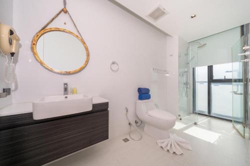 Ένα μπάνιο στο Sea & Mountain Views Apartment A602 at VV Patong