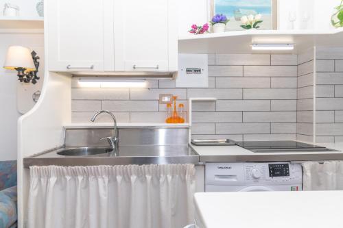 a small kitchen with a sink and a stove at Casetta di Linda in La Marmorata