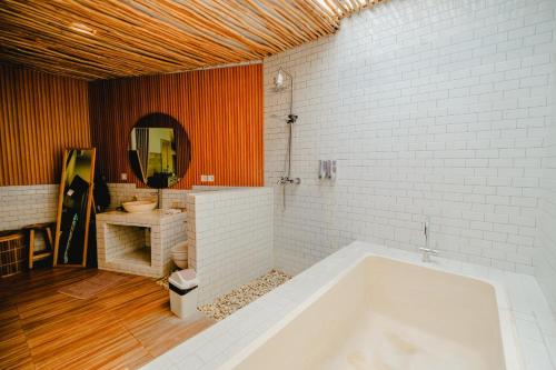 Ένα μπάνιο στο Agung Wiwin Homestay & Restaurant