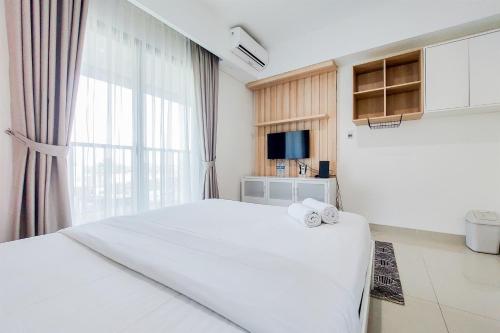 Postel nebo postele na pokoji v ubytování Comfort 1BR without Living Room Bintaro Embarcadero Apartment By Travelio